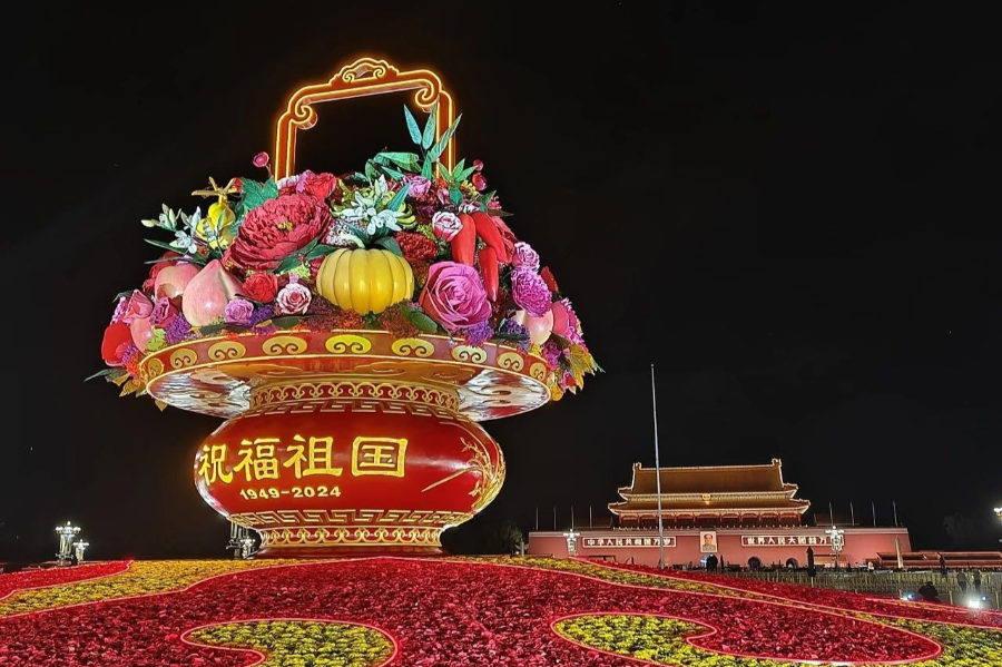 祝福祖國！天安門廣場巨型花籃正式亮燈